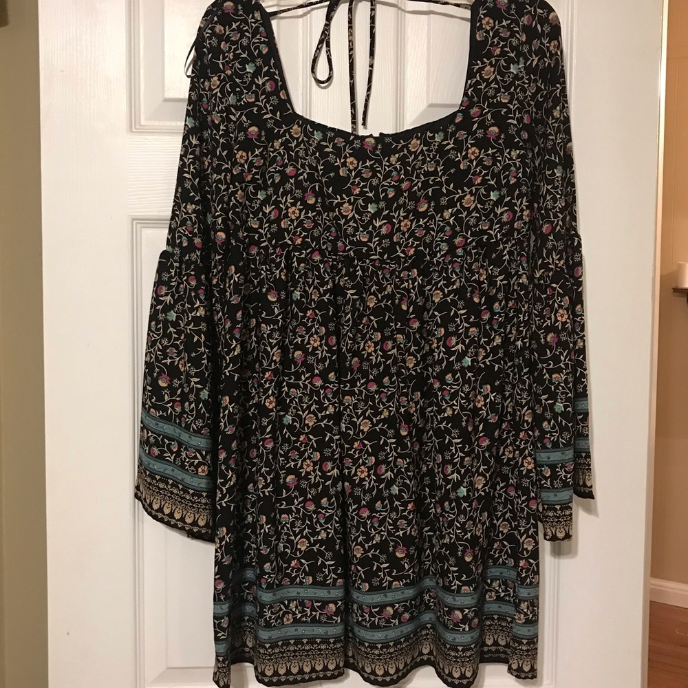 Cute black dress!